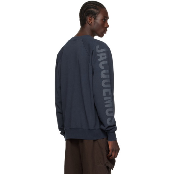  자크뮈스 JACQUEMUS Navy Les Classiques Le Sweatshirt Typo Sweatshirt 241553M204006