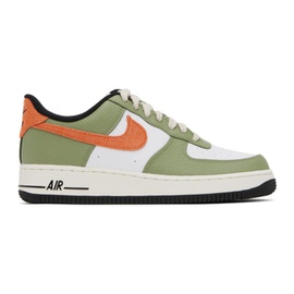 Nike White & Green Air Force 1 07 Sneakers 231011M237156