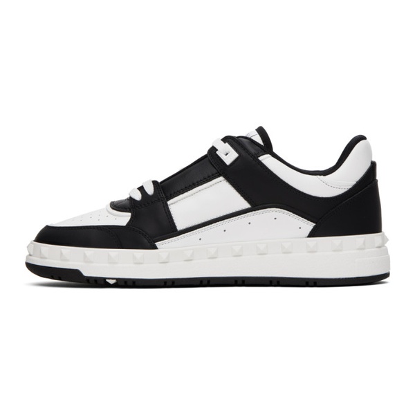  발렌티노 Valentino Garavani Black & White Freedots Sneakers 241807M237046